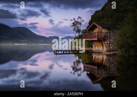 Duc de Portland Boathouse au lever du soleil avec le lac Misty dans le Parc National du Lake District, Cumbria, Royaume-Uni Banque D'Images