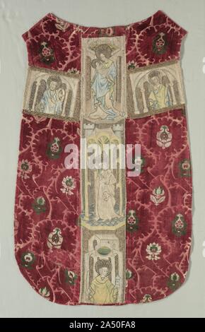 Chasuble Retour avec Orphrey Band, 1415-1425. La chasuble est le principal extérieur sans manches vêtement portés par les prêtres lors de la messe par des officiels au cours des années 1400, la chasuble est devenu très ornementées avec rubans brodés appelé orphreys, souvent en forme de croix, comme on le voit ici. Ce luxueux exemple italien dispose de velours de trois couleurs avec des tas. À Graz, en Autriche, il a été embelli avec un orphrey brodés localement avec les couronnes, les auréoles, et fonds de scènes formées de fil d'or. La Vierge et l'enfant, Saints et Catherine, Dorothy, Ursula, et Barb Banque D'Images