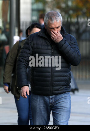 Victime de meurtre IRA Jean McConville's fils Michael en dehors de Belfast Crown Court après le procès des faits en deux accusations de sollicitation de l'assassinat de Jean McConville contre républicain vétéran Ivor Bell. Banque D'Images