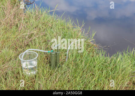 Les techniques de survie. Renseignements personnels 1 micron filtre à eau en céramique par purificateur d'rivière. Sortie de l'eau potable marquées en vert. L'eau pure l'eau d'urgence concept Banque D'Images