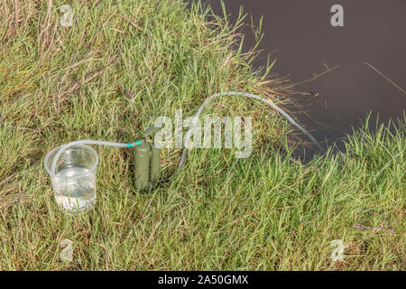 Les techniques de survie. Renseignements personnels 1 micron filtre à eau en céramique par purificateur d'rivière. Sortie de l'eau potable marquées en vert. L'eau pure l'eau d'urgence concept Banque D'Images