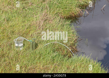 Les techniques de survie. Renseignements personnels 1 micron filtre à eau en céramique par purificateur d'rivière. Sortie de l'eau potable marquées en vert. L'eau pure l'eau d'urgence concept Banque D'Images