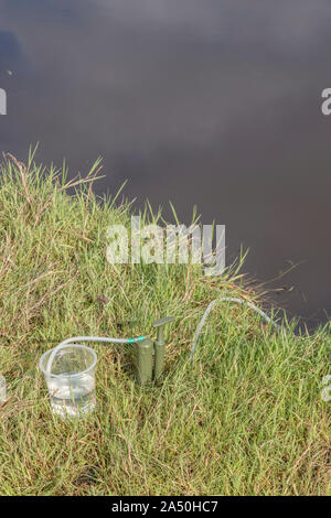 Les techniques de survie. Renseignements personnels 1 micron filtre à eau en céramique par purificateur d'rivière. Sortie de l'eau potable marquées en vert. L'eau pure l'eau d'urgence concept Banque D'Images