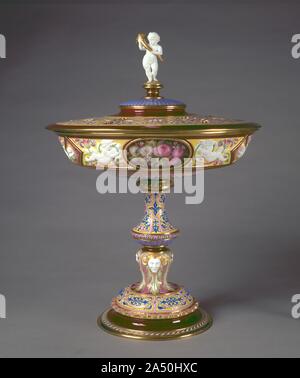 Coupe couverte, 1844. L'usine de porcelaine française officielle à S&# xe8;vres a toujours été l'un des plus importants fabricants de céramique, célèbre pour ses morceaux décoratifs ainsi que des marchandises plus utilitaires. Ce vase dans le style Renaissance, sa conception inspiré par 16e siècle des exemples français, est clairement dans la tradition de pièces décorées richement conçu et destiné à être utilisé par le tribunal français ou en tant que pièces présentation par ses monarques. Ce dernier a été le sort de cette coupe couverte, acquis en 1846 par la Reine Marie-Am&# xe9;mensonge dOrleans, épouse de Louis-Philippe, Roi en Juillet Banque D'Images