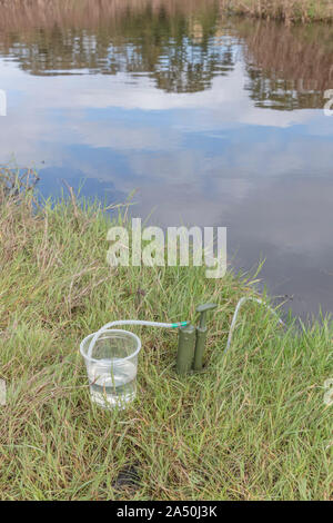 Les techniques de survie. Renseignements personnels 1 micron filtre à eau en céramique par purificateur d'rivière. Sortie de l'eau potable marquées en vert. L'eau pure l'eau d'urgence concept Banque D'Images