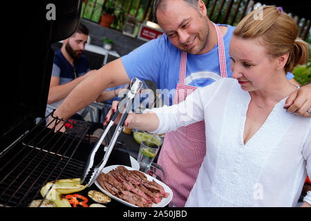 Famille à le barbecue Banque D'Images