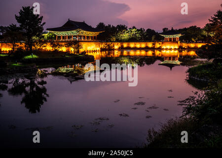 Anapji ou Wolji étang vue panoramique et allumé en Donggung palace au crépuscule coucher de soleil avec beau ciel à Gyeongju Corée du Sud Banque D'Images