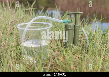 Les techniques de survie. Renseignements personnels 1 micron filtre à eau en céramique par purificateur d'rivière. Sortie de l'eau potable marquées en vert. L'eau pure l'eau d'urgence concept Banque D'Images