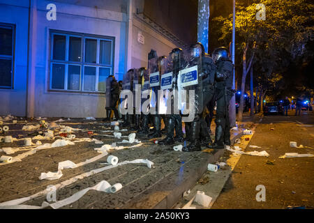 Des policiers montent la garde pendant la manifestation.Des centaines de manifestants s'est concentré sur la rue Gran Vía de Barcelone au cours de la troisième journée de protestation suite à la condamnation de la Cour suprême espagnole qui condamne les prisonniers politiques catalans à de longues peines de prison. La manifestation a abouti à l'avant de l'administration centrale du ministère de l'intérieur de la Generalitat avec de lourdes charges de police et mis le feu à des barricades. Banque D'Images