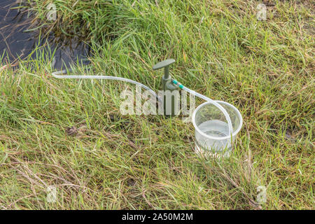 Les techniques de survie. Renseignements personnels 1 micron filtre à eau en céramique par purificateur d'rivière. Sortie de l'eau potable marquées en vert. L'eau pure l'eau d'urgence concept Banque D'Images