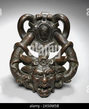 Doorknocker avec tête de Gorgone, mi 1500s. Venise a été un centre pour de nombreux fondateurs de bronze qui a fait élaborer pour doorknockers palace portes dans toute la ville. Bien que l'utilitaire, ces objets étaient destinés à impressionner comme oeuvres d'art dans leur propre droit. La présence de serpents qui la bobine de cette redoutable chef suggèrent que c'est la Méduse, l'une des trois sœurs du démon de la mythologie grecque, connue sous le nom de gorgones. Selon certaines légendes, Méduse était une belle femme qui, après avoir une liaison avec le dieu Poséidon dans le temple d'Athena, a été transformée par la déesse en une bête à Poil de serpent. Banque D'Images