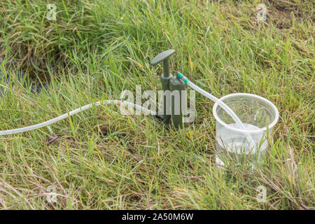 Les techniques de survie. Renseignements personnels 1 micron filtre à eau en céramique par purificateur d'rivière. Sortie de l'eau potable marquées en vert. L'eau pure l'eau d'urgence concept Banque D'Images