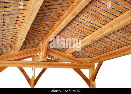 Cadre en bois soutenant un toit en tuiles rondes. Fond blanc Banque D'Images
