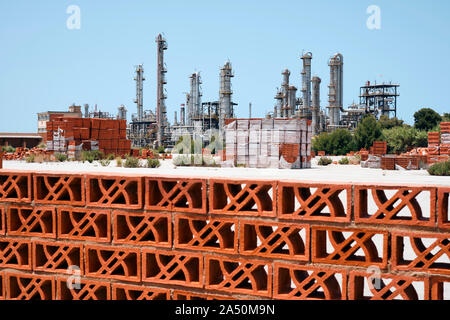 La télévision paysage industriel de Porto Torres en Sardaigne Italie Europe. Banque D'Images