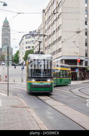 HELSINKI, FINLANDE - le 23 mai 2019 : Skoda nouveau tramway vert sur la rue d'Helsinki se tourne contre la toile de fond de l'Église Kallio Banque D'Images