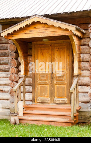 Véranda en bois porte d'entrée avec des éléments décoratifs d'architecture et de sculpture sur bois et l'escalier de l'ancienne Fédération de cadre logique. L'ancienne technolog Banque D'Images