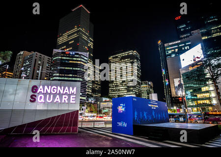 Séoul Corée , 24 septembre 2019 : Madrid vue sur place de nuit avec des immeubles de bureaux lumineux à Gangnam-gu Seoul Corée du Sud Banque D'Images