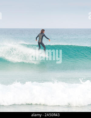 PENICHE, PORTUGAL - Décembre 02, 2016 : surfer sur la vague de surf. Peniche est une célèbre destination de surf au Portugal Banque D'Images