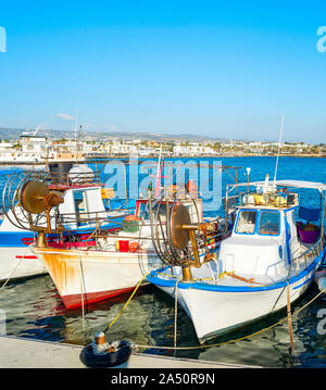 Les bateaux de pêche amarrés au port de Paphos, ville de l'arrière-plan. Chypre Banque D'Images