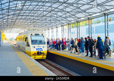 Kiev, UKRAINE - Octobre 07, 2019 : Les personnes en attente de l'arrivée de train Express - navette aéroport Boryspil airport train à partir de la gare centrale de Kiev à la Bo Banque D'Images