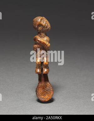 Figurine féminine, fin des années 1800-début des années 1900. Cette figurine féminine peut être un fragment d'une cuillère ou une spatule, mais cette demande ne peut être confirmée. Bien que l'iconographie de l'image n'est pas rare dans l'art de l'Yombe et les peuples de langue Kongo, il ne révèle pas la fonction de l'objet ou l'objectif. La position des bras a été interprétée comme celle d'un prisonnier lié pendant que la tête, inclinée vers l'horizontale ou à un angle, représente une fracture du cou ou même une tête coupée, ce qui permet d'identifier le prisonnier comme une victime sacrificielle. Pourtant, malgré la grande quantité de Kongo Yombe- et-attrib Banque D'Images