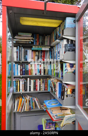 L'une des bibliothèques les plus petites du monde - le petit livre hoisissez (petit livre house) dans Croix-rougeMichael, Dumfries et Galloway, en Écosse. Un vieux téléphone public fort a été utilisé comme une bibliothèque miniature pour quiconque de faire un don, prendre ou emprunter des livres de seconde main. Octobre 2019. Banque D'Images