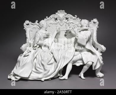 Groupe de dessins : Musiciens, c. 1737. Un couple élégamment vêtu accompagner l'autre dans un duo tout en étant assis sur un grand canapé dans adossés à cette figurine en porcelaine allemande. La femme est susceptible de jouer un luth, une forme précoce de la guitare, tandis que le monsieur s'associe au bois avec une flûte. Leur musique reflète leur parade nuptiale et intimité&# x2014;un geste symbolique rendue dans de telles sculptures céramiques figuratives. Banque D'Images