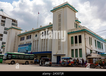 Un art déco de la gare, exploité par le gouvernement royal, de fer appartenant sert de plaque tournante du transport dans le centre-ville de Phnom Penh, Cambodge. Banque D'Images