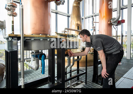 Andrew Fraser, l'opérateur vérifie la distillerie, spirit safe dans la chambre, toujours à la Distillerie Clydesdale, Glasgow. PA Photo. Photo date : Jeudi 17 octobre, 2019. Le commerce international a exhorté le Secrétaire Liz Truss Donald Trump pour inverser les tarifs douaniers sur les exportations clés telles que le Scotch whisky. L'Organisation mondiale du commerce (OMC) a donné le feu vert aux États-Unis d'imposer des droits de douane sur un maximum de 7,5 milliards de dollars (6,1 milliards d ? ?) des marchandises de l'Union européenne. Voir l'activité histoire communes du commerce. Crédit photo doit se lire : Jane Barlow/PA Wire Banque D'Images