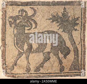 Fragment d'une mosaïque : Bouquetin près d'un arbre, 400s. Les deux fragments de la mosaïque d'un bouquetin et un bélier (1969.113) faisaient autrefois partie d'une beaucoup plus grande mosaïque qui ornait une église byzantine en Syrie du nord. Affiché à l'endroit dans le contexte des musées, ces fragments de mosaïque ont été affichés à plat, peut-être l'autel de l'église d'accompagnement pour évoquer un paradis. Le fragment de mosaïque montrant la chute d'Adam et Eve (1969.115) est susceptible d'avoir fait partie du même étage. Banque D'Images