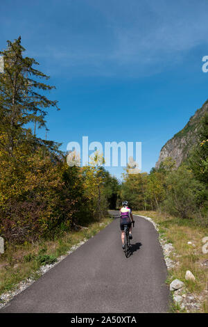 Piste cyclable de Bourg d'Oisans à Venosc, Isère, Alpes Françaises. Banque D'Images