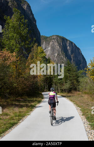 Piste cyclable de Bourg d'Oisans à Venosc, Isère, Alpes Françaises. Banque D'Images