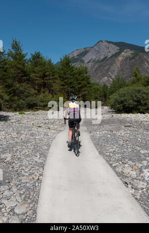 Piste cyclable de Bourg d'Oisans à Venosc, Isère, Alpes Françaises. Banque D'Images