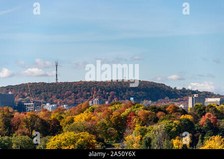 Longueuil, CA - 15 octobre 2019 : Mont-Royal dans la saison d'automne, vues du pont Jacques-Cartier Banque D'Images