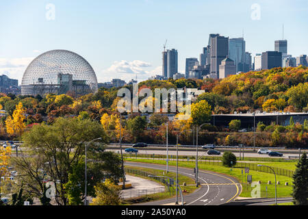 Longueuil, Canada - 15 octobre 2019 : à partir de la ville de Montréal et la biosphère Pont Jacques-Cartier à l'automne. Banque D'Images