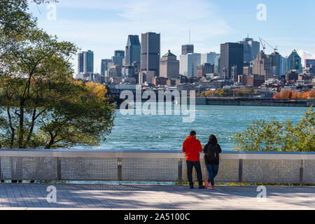 Montréal, Canada - 15 octobre 2019 : deux personnes à la recherche d'horizon à Montréal du Parc Jean Drapeau, à l'automne. Banque D'Images