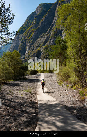 Piste cyclable de Bourg d'Oisans à Venosc, Isère, Alpes Françaises. Banque D'Images