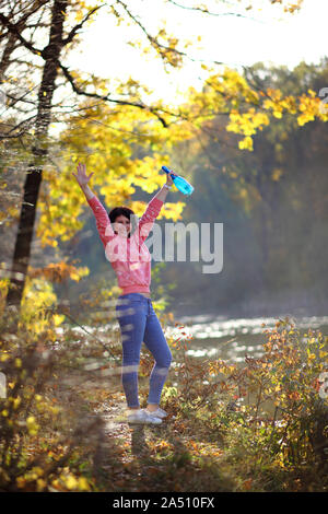 Jeune fille dans une forêt d'automne jaune. Belle jeune femme marche sur le chemin de la forêt d'automne. Banque D'Images