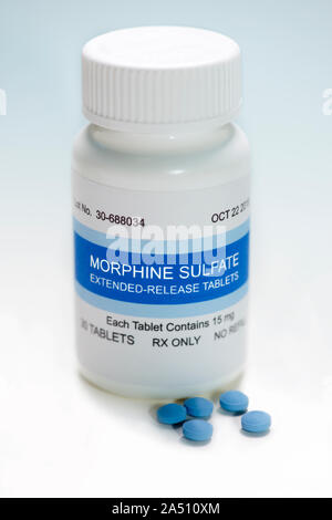 Prescription de morphine sulfate de morphine comprimés bouteille et bleu sur fond blanc. Banque D'Images