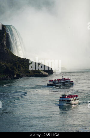 Les chutes du Niagara Maid of the Mist les bateaux d'excursion Banque D'Images