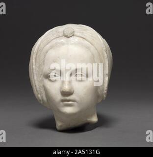 Tête de femme, ch. 1500-1525. Le contexte d'origine et la fonction de ces deux têtes en marbre sont inconnus. Ils sont présumés avoir été partie d'un relief d'un ch&# xe2;teau, peut-être dans la région de la Loire, ou d'autre d'une tombe de la sculpture. Leur style rappelle celui des sculptures produites par Michel Colombe, un célèbre sculpteur actif dans la vallée de la Loire au service de mécènes, royale et aristocratique et pourrait avoir été sculpté par un proche disciple ou membre de son atelier. Banque D'Images