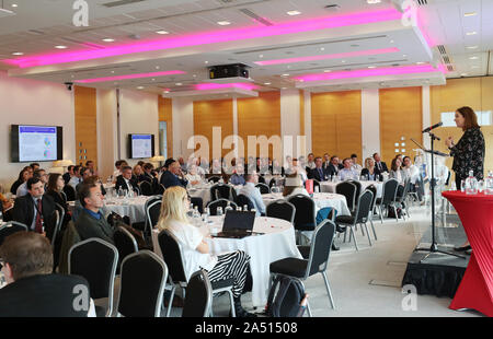 Angela McGowan, directeur de la Confédération de l'industrie britannique en Irlande du Nord s'exprimant lors de la conférence de la banque centrale, le droit sur le point d'Brexit, et les conséquences économiques pour l'île d'Irlande chez PWC à Dublin. Banque D'Images