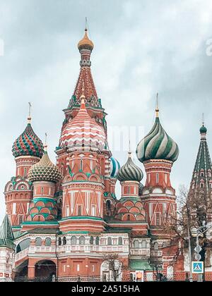 Moscou, Russie, octobre, 12, 2019 : vue sur Cathédrale de l'Intercession de la bienheureuse Vierge Marie ou la Cathédrale de Saint Basile à la place rouge en automne pluie zone Banque D'Images