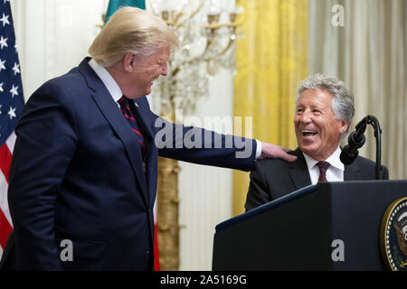 Washington, United States. 17 Oct, 2019. Le président Donald Trump (L) se trouve à côté Italienne, ancien pilote automobile américain Mario Andretti (R), au cours d'une réception dans l'East Room de la Maison Blanche à Washington, le 16 octobre 2010. Trump a accueilli le Président de l'Italie Sergio Mattarella et sa fille et de l'Italie la Première dame Laura Mattarella lors d'une réception en l'honneur de la République italienne. lors d'une réception dans l'East Room de la Maison Blanche à Washington, DC. Photo de Michael Reynolds/UPI UPI : Crédit/Alamy Live News Banque D'Images