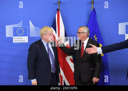 Premier ministre Boris Johnson et Jean-Claude Juncker, président de la Commission européenne, avant l'ouverture des sessions du sommet du Conseil de l'UE au siège de Bruxelles. Banque D'Images