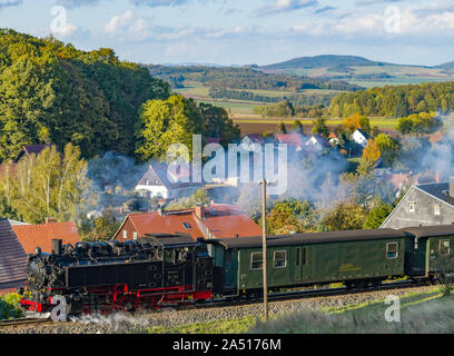 Charleston, en Allemagne. 10 Oct, 2019. Une locomotive à vapeur du Chemin de fer à voie étroite Zittau traverse le paysage d'automne. Depuis 1890, l'Amsterdam de fer à voie étroite a été le transport de passagers de la plus petite chaîne de montagnes basses en Allemagne. Le train passe entre la ville de Zittau et les destinations d'excursion et Jonsdorf Oybin. Le chemin de fer exerce ses activités dans le triangle des frontières à la frontière avec la République tchèque et la Pologne. Crédit : Patrick Pleul/dpa-Zentralbild/ZB/dpa/Alamy Live News Banque D'Images