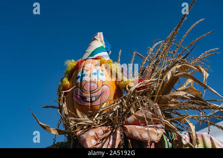 Willow Grove, PA - 5 octobre, 2019 : Merrymead Farm's Harvest Jours événement englobe beaucoup de plaisir, y compris les décorations ce clown avec l'épouvantail citrouille peinte Banque D'Images