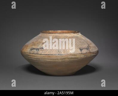 Pot avec quatre bouquetins, c. 2800-2500 BC. Cette jarre&# x2019;s décoration allie des représentations de charme des bouquetins avec un motif de ligne en spirale dans l'espace entre eux. À partir de la région désertique du Pakistan aujourd'hui connu comme le Baloutchistan, il a été formé sur un potter&# x2019;s roue et ses murs sont extrêmement minces. Banque D'Images