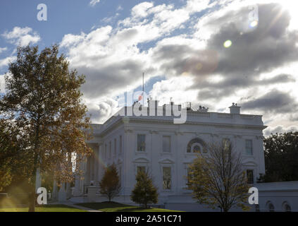 Elijah E. Cummings Rép. du Maryland président de comités de la Chambre des représentants à la tête d'une enquête d'impeachment du président Donald Trump, est décédé jeudi des suites de problèmes de santé de longue date, le drapeau est abaissé à moitié le personnel de la Maison Blanche à Washington, le jeudi 17 octobre, 2019. Photo par Tasos Katopodis/UPI Banque D'Images