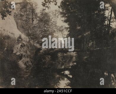 Paysage avec personnage assis sur la berge du ruisseau, ch. 1856. Inondé de lumière vive et enveloppé dans les ombres profondes, ce paysage romantique est la réalisation remarquable du début du photographe français Chauvassaignes, dont peu de renseignements biographiques sont connus. Sa maîtrise de la composition et de la technique se révèle dans ce village pittoresque de composition de l'eau, des berges, des arbres, et le feuillage, il donnait l'impression de grande tranquillité. Inspiré par les compositions de peintures et lithographies, Chauvassaignes exploité les caractéristiques inhérentes du papier négatif, lui permettant de subordina Banque D'Images